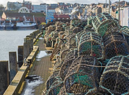 Foto de "Ollas de langosta apiladas en un muelle del puerto" - Imagen libre de derechos
