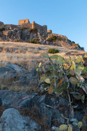 Téléchargez les photos : "ancien château sur une montagne" - en image libre de droit