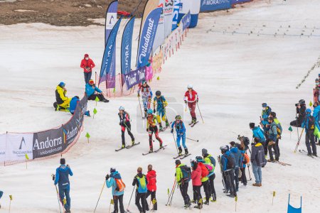Téléchargez les photos : Les skieuses débutent aux Championnats de WC ISMF Comapedrosa Andorre 2021- Sprint Senior Woman. - en image libre de droit