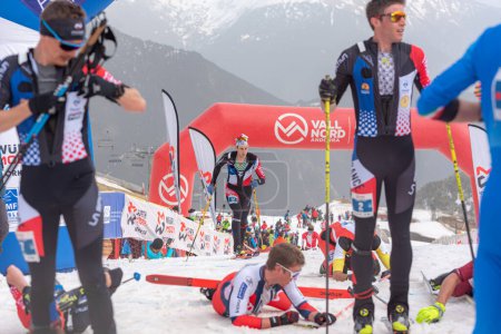 Foto de Esquiadores en la línea de meta Campeonato ISMF WC Comapedrosa Andorra 2021 - Imagen libre de derechos