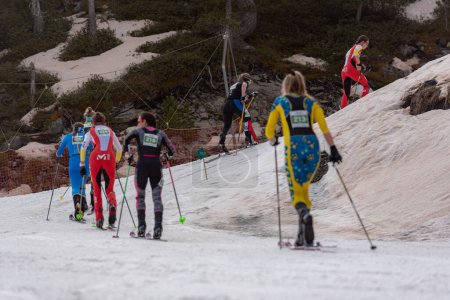 Foto de Esquiadores en la línea de meta Campeonato ISMF WC Comapedrosa Andorra 2021 Vertical Race. - Imagen libre de derechos