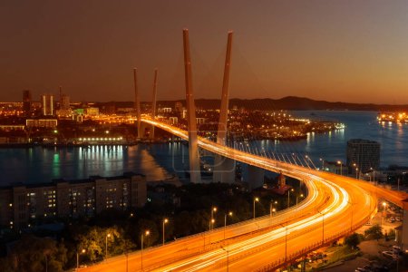 Téléchargez les photos : Coucher de soleil sur Vladivostok et vue sur le pont d'or - en image libre de droit