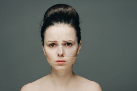 Téléchargez les photos : Femme avec les épaules nues peau claire recueilli émotions cheveux - en image libre de droit