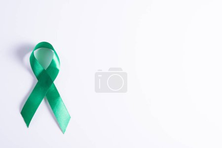 Téléchargez les photos : "Journée mondiale des reins, sensibilisation au ruban vert de l'insuffisance rénale fond blanc isolé." - en image libre de droit