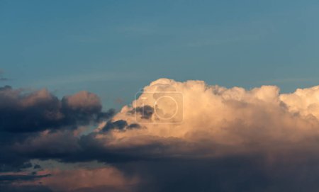 Téléchargez les photos : "Nuage de soir et de ciel bleu" - en image libre de droit