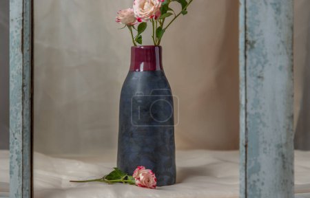 Téléchargez les photos : "Bouquet de fleurs en vase en céramique bleu fait main sur nappe texturée Blush." - en image libre de droit