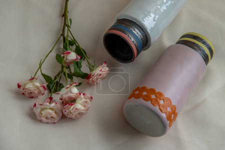 Téléchargez les photos : "Deux vase en céramique fait à la main avec bouquet de fleurs sur nappe texturée Blush. " - en image libre de droit