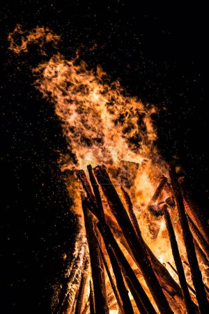 Téléchargez les photos : Grand feu de joie la nuit - en image libre de droit