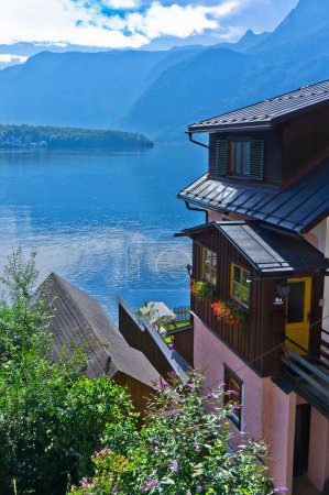 Téléchargez les photos : Hallstatt dans les Alpes, vue sur la vieille ville au bord du lac, Autriche - en image libre de droit