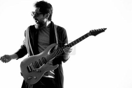 Téléchargez les photos : Homme portant des lunettes de soleil de la guitare style de vie de performance musicale - en image libre de droit