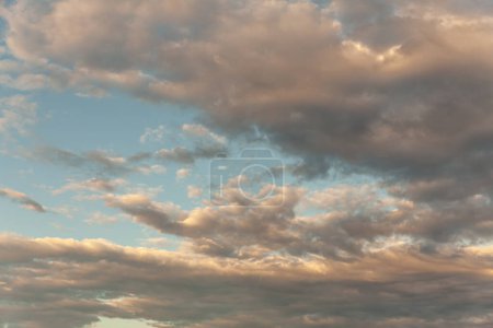 Foto de Nubes hermosas en el cielo, fondo nuboso - Imagen libre de derechos