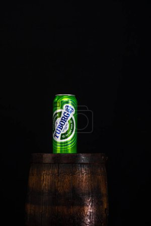 Foto de Lata de cerveza Tuborg en barril de cerveza con fondo oscuro. Foto editorial ilustrativa Bucarest, Rumania, 2021 - Imagen libre de derechos