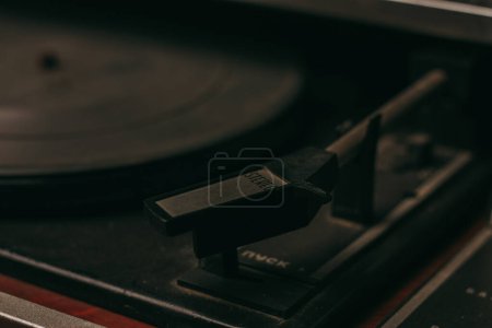 Téléchargez les photos : "plateau tournant rétro gramophone nostalgie divertissement vieille technologie" - en image libre de droit