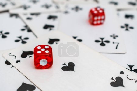 Foto de "Dados juego de cartas en los casinos y en casa en el ocio para los amantes del entretenimiento" - Imagen libre de derechos