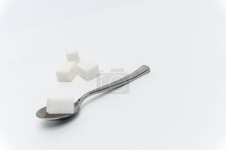 Téléchargez les photos : "cubes de sucre par cuillère à café de calories bonbons fond clair" - en image libre de droit