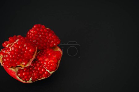 Foto de "El fruto de una granada madura. Fruta roja con granos jugosos." - Imagen libre de derechos
