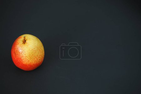 Téléchargez les photos : "Fruits mûrs. Une poire sur fond noir. " - en image libre de droit
