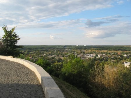 Téléchargez les photos : "Vue du château de Chigirin au village ci-dessous." - en image libre de droit