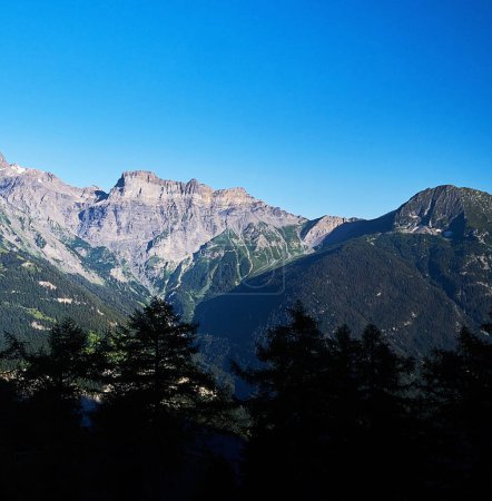 Téléchargez les photos : Plan panoramique de belles montagnes de Lavey-Morcles - en image libre de droit