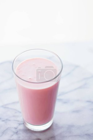 Foto de Leche de fresa sobre fondo de mármol como bebida dulce, servicio de comidas y comida a domicilio - Imagen libre de derechos