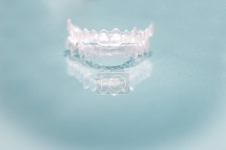 Foto de Prótesis dental transparente para alinear los dientes - Imagen libre de derechos