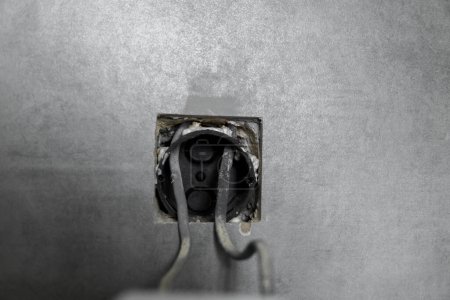 Foto de "Reparación o instalación de un nuevo interruptor de luz en la pared. Interruptor de luz conectado a través de cables a una electricidad en un hogar." - Imagen libre de derechos