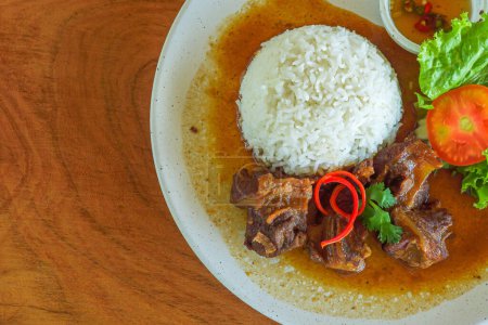 Téléchargez les photos : "riz de porc braisé avec sauce aux herbes sucrées une vue de dessus de la restauration rapide saine à plat unique" - en image libre de droit