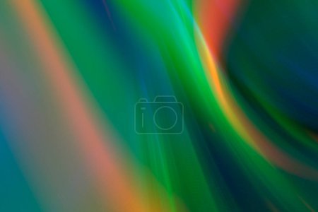 Téléchargez les photos : Fond vert flou abstrait avec lueur arc-en-ciel - en image libre de droit
