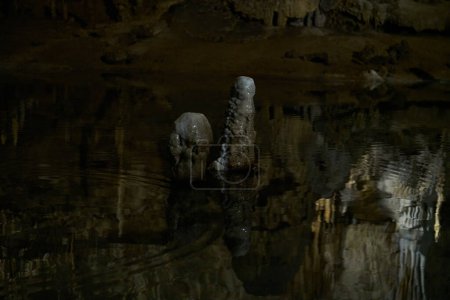 Téléchargez les photos : "formations calcaires à l'intérieur des grottes de Macocha dans le Karst morave" - en image libre de droit