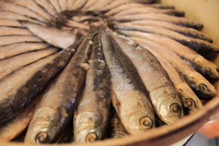 Téléchargez les photos : Produits de poisson salé à vendre dans un étal de marché - en image libre de droit