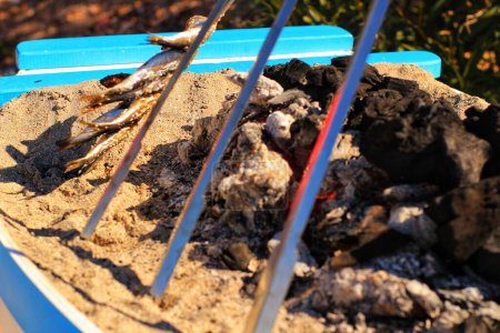Téléchargez les photos : Sardines rôties sur une broche dans le sud de l'Espagne - en image libre de droit