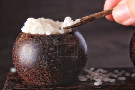 Téléchargez les photos : Petits bols en bois avec riz blanc - en image libre de droit