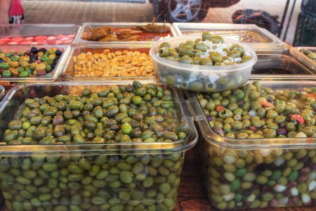 Téléchargez les photos : Olives et cornichons dans une échoppe de marché - en image libre de droit
