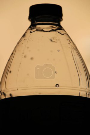 Foto de Silhouette of a plastic bottle of water - Imagen libre de derechos
