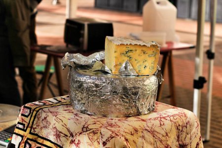 Téléchargez les photos : "Cheese for sale at the Local ecological market in Elche" - en image libre de droit
