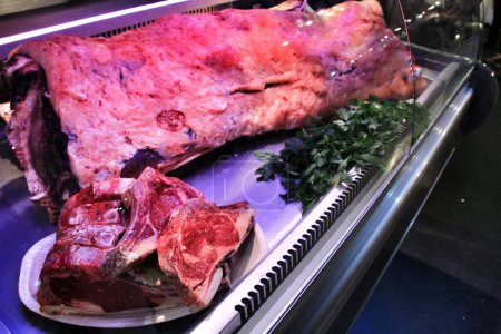 Téléchargez les photos : "Des morceaux de viande rouge galicienne dans la boucherie" - en image libre de droit