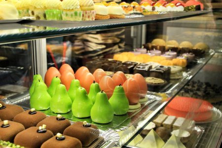 Foto de "Bandeja de pasteles y dulces en una pastelería" - Imagen libre de derechos