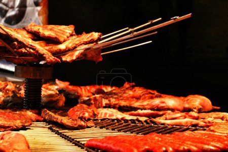 Téléchargez les photos : "Tasty roasted meat at the Medieval Market" - en image libre de droit
