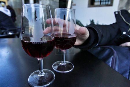 Foto de "La captura de la mano de cristal de vino de Oporto tawny en una mesa" - Imagen libre de derechos