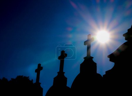 Téléchargez les photos : Croix de pierre de cimetière sous le ciel bleu - en image libre de droit