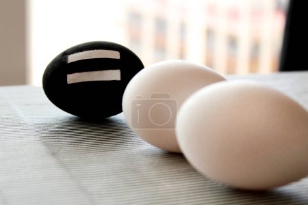 Foto de "Huevos de Pascua pintados para el Día de Eliminación de la Discriminación Racial" - Imagen libre de derechos