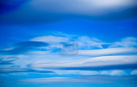 Téléchargez les photos : "Beau ciel avec des nuages lenticulaires" - en image libre de droit
