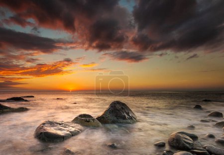 Téléchargez les photos : Beau coucher de soleil sur la plage de Taiwan - en image libre de droit