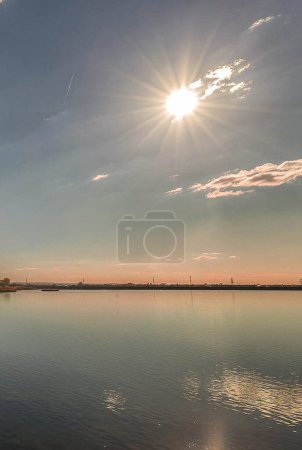 Téléchargez les photos : Coucher de soleil sur le lac en Roumanie" - en image libre de droit