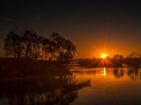 Téléchargez les photos : Coucher de soleil sur le lac en Roumanie" - en image libre de droit