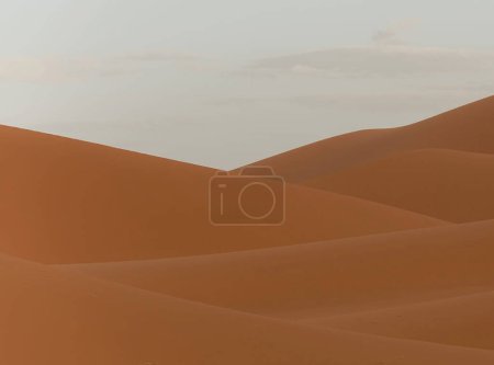 Téléchargez les photos : Paysage calme dans le désert du Sahara, nature du Maroc - en image libre de droit