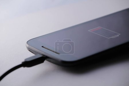 Téléchargez les photos : "Batterie de charge Smartphone avec câble micro USB" - en image libre de droit