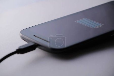 Foto de "Batería de carga Smartphone con cable micro usb" - Imagen libre de derechos