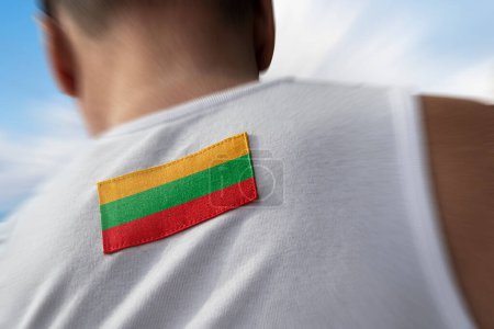 Téléchargez les photos : "Le drapeau national de la Lituanie sur le dos de l'athlète" - en image libre de droit