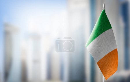 Téléchargez les photos : "Un petit drapeau d'Irlande sur fond de fond flou" - en image libre de droit